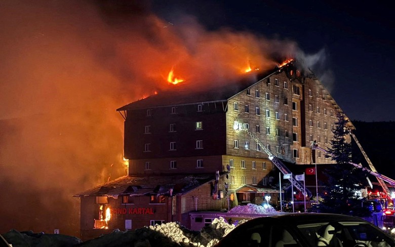 Thổ Nhĩ Kỳ: Hỏa hoạn kinh ho&agrave;ng tại khu trượt tuyết nổi tiếng, hơn 110 người thương vong