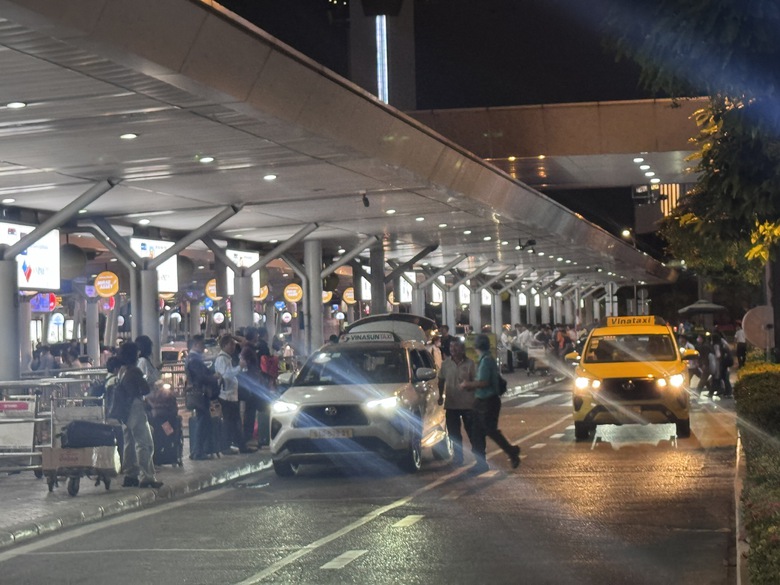 Xe bu&yacute;t chuyển kh&aacute;ch miễn ph&iacute; ra khỏi s&acirc;n bay T&acirc;n Sơn Nhất dịp Tết- Ảnh 3.
