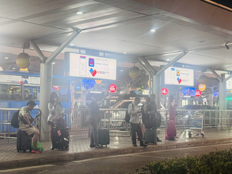 Xe bu&yacute;t chuyển kh&aacute;ch miễn ph&iacute; ra khỏi s&acirc;n bay T&acirc;n Sơn Nhất dịp Tết- Ảnh 1.