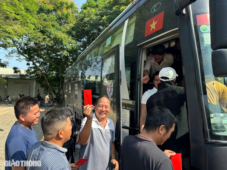 Những chuyến xe đưa c&ocirc;ng nh&acirc;n dự &aacute;n đường cao tốc về qu&ecirc; ăn Tết sớm- Ảnh 2.