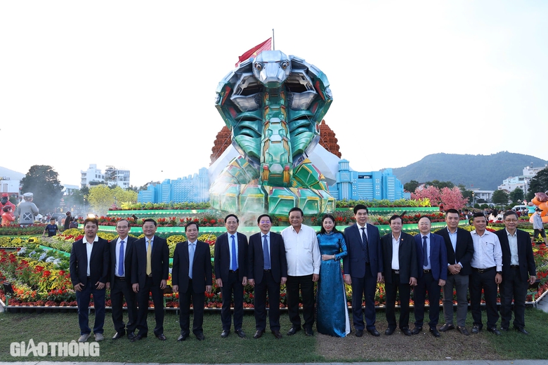 Độc đ&aacute;o linh vật rắn Naga 5 đầu tại B&igrave;nh Định- Ảnh 5.