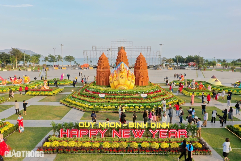 Độc đ&aacute;o linh vật rắn Naga 5 đầu tại B&igrave;nh Định- Ảnh 2.