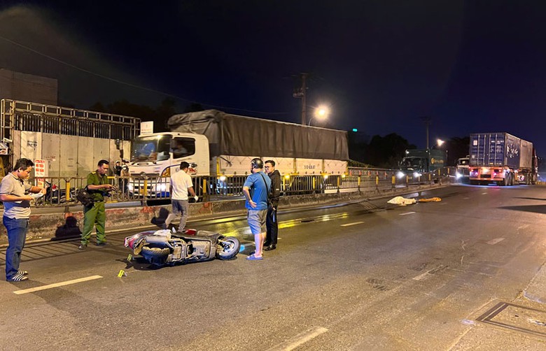 Lực lượng chức năng xử lý hiện trường vụ tai nạn. Lực lượng chức năng xử lý hiện trường vụ tai nạn.