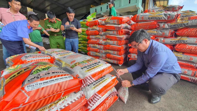 Bắt giữ cặp vợ chồng gi&aacute;m đốc sản xuất, bu&ocirc;n b&aacute;n ph&acirc;n b&oacute;n giả li&ecirc;n tỉnh- Ảnh 1.