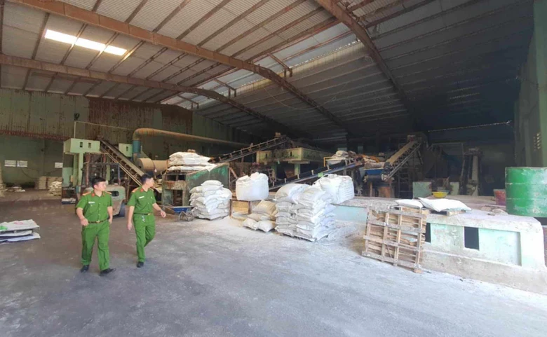 Bắt giữ cặp vợ chồng gi&aacute;m đốc sản xuất, bu&ocirc;n b&aacute;n ph&acirc;n b&oacute;n giả li&ecirc;n tỉnh- Ảnh 3.