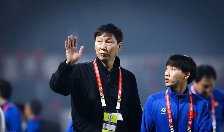 B&aacute;o H&agrave;n Quốc kinh ngạc v&igrave; h&agrave;nh động của CĐV Việt Nam với HLV Kim Sang-sik- Ảnh 1.
