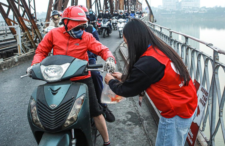 H&agrave; Nội: Lan tỏa th&ocirc;ng điệp "Thả c&aacute;, đừng thả t&uacute;i nilon" ng&agrave;y &ocirc;ng T&aacute;o về trời- Ảnh 1.