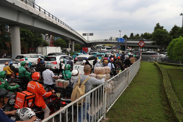 Tân Sơn Nhất đón khoảng 140.000 khách trong ngày ông Táo về trời- Ảnh 3. Tân Sơn Nhất đón khoảng 140.000 khách trong ngày ông Táo về trời- Ảnh 3.