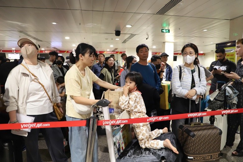 Tân Sơn Nhất đón khoảng 140.000 khách trong ngày ông Táo về trời- Ảnh 2. Tân Sơn Nhất đón khoảng 140.000 khách trong ngày ông Táo về trời- Ảnh 2.