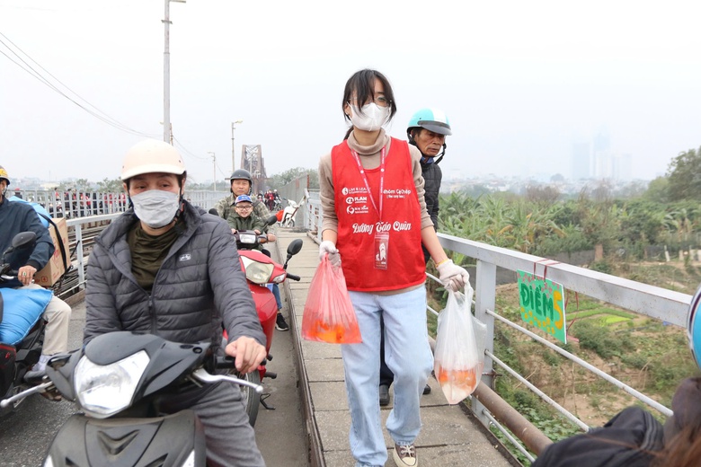 H&agrave; Nội: Lan tỏa th&ocirc;ng điệp "Thả c&aacute;, đừng thả t&uacute;i nilon" ng&agrave;y &ocirc;ng T&aacute;o về trời- Ảnh 2.