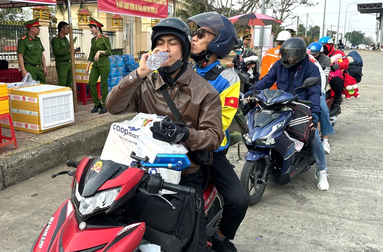 C&ocirc;ng an Đắk N&ocirc;ng tiếp sức người d&acirc;n về qu&ecirc; đ&oacute;n Tết- Ảnh 2.