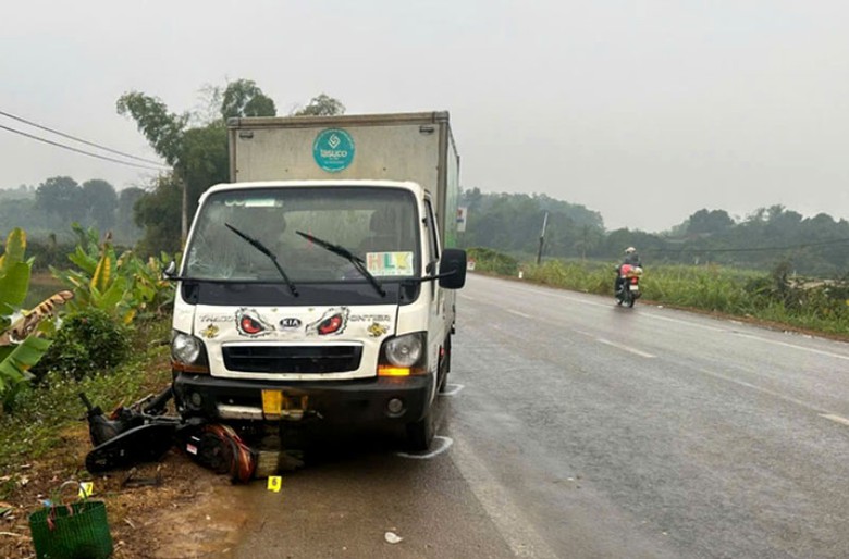 Hiện trường vụ tai nạn giao th&ocirc;ng khiến người phụ nữ đi xe m&aacute;y tử vong