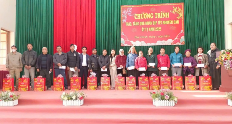 Tập đoàn Đèo Cả trao gần 500 phần quà Tết cho các gia đình có hoàn cảnh khó khăn- Ảnh 1. Tập đoàn Đèo Cả trao gần 500 phần quà Tết cho các gia đình có hoàn cảnh khó khăn- Ảnh 1.