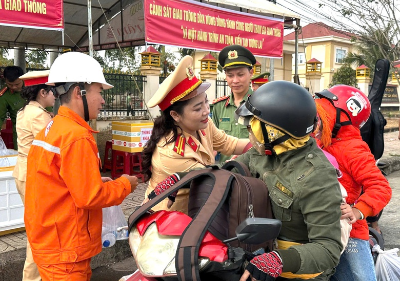 C&ocirc;ng an Đắk N&ocirc;ng tiếp sức người d&acirc;n về qu&ecirc; đ&oacute;n Tết- Ảnh 3.