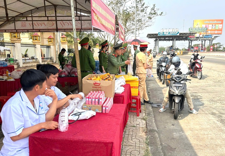 C&ocirc;ng an Đắk N&ocirc;ng tiếp sức người d&acirc;n về qu&ecirc; đ&oacute;n Tết- Ảnh 1.