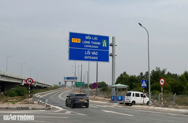 Những chiếc xe đầu tiên vào cao tốc Bến Lức - Long Thành- Ảnh 1. Những chiếc xe đầu tiên vào cao tốc Bến Lức - Long Thành- Ảnh 1.
