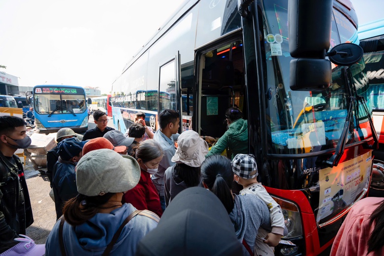 Quảng Ngãi: Người nghèo rưng rưng về quê ăn Tết trên chuyến xe 0 đồng- Ảnh 3. Quảng Ngãi: Người nghèo rưng rưng về quê ăn Tết trên chuyến xe 0 đồng- Ảnh 3.