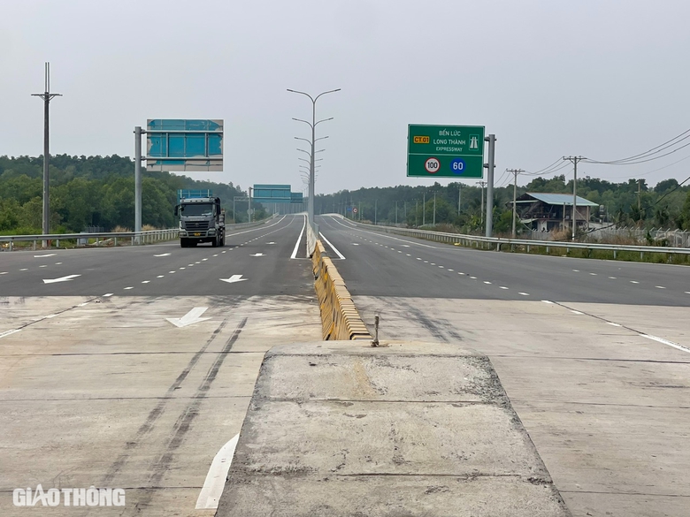 Những chiếc xe đầu tiên vào cao tốc Bến Lức - Long Thành- Ảnh 2. Những chiếc xe đầu tiên vào cao tốc Bến Lức - Long Thành- Ảnh 2.