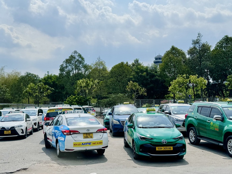 Bắt đầu trung chuyển khách trong sân bay Tân Sơn Nhất ra bên ngoài để giảm ùn ứ- Ảnh 4. Bắt đầu trung chuyển khách trong sân bay Tân Sơn Nhất ra bên ngoài để giảm ùn ứ- Ảnh 4.