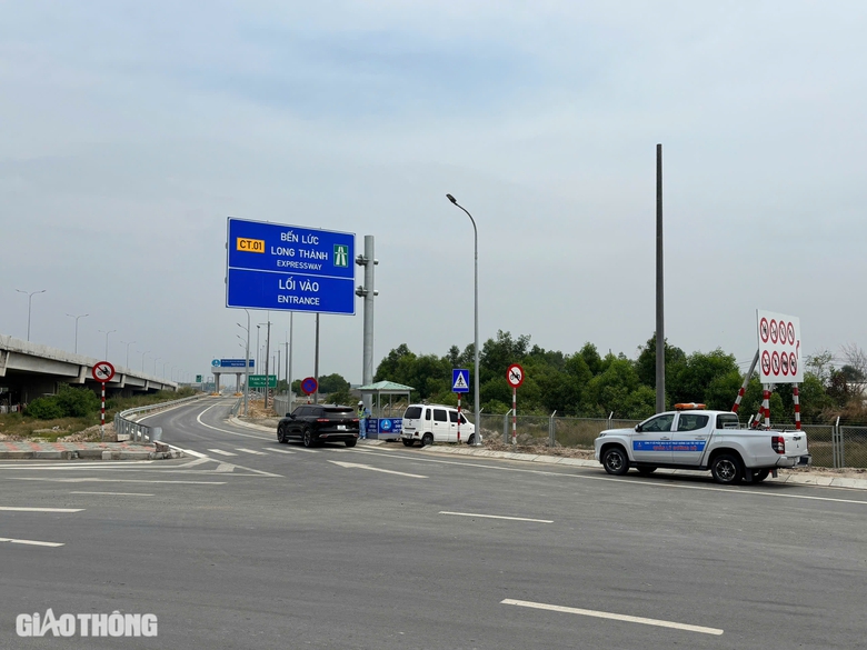 Những chiếc xe đầu tiên vào cao tốc Bến Lức - Long Thành- Ảnh 3. Những chiếc xe đầu tiên vào cao tốc Bến Lức - Long Thành- Ảnh 3.