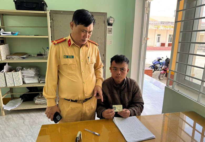 Nam thanh ni&ecirc;n vi phạm nồng độ, sử dụng GPLX giả- Ảnh 1.