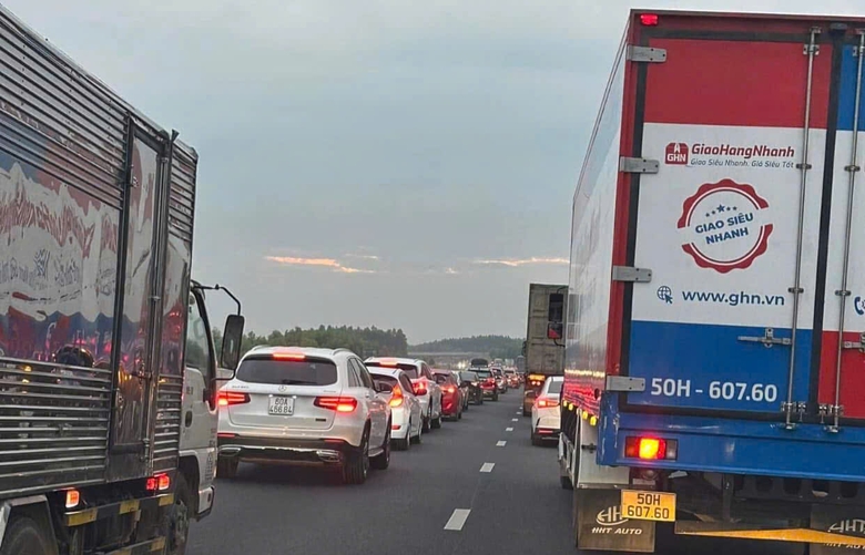Tai nạn li&ecirc;n ho&agrave;n tr&ecirc;n cao tốc Phan Thiết -  Dầu Gi&acirc;y, phương tiện &ugrave;n ứ 12km- Ảnh 2.