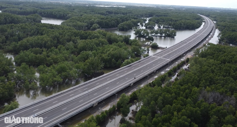 Những chiếc xe đầu tiên vào cao tốc Bến Lức - Long Thành- Ảnh 5. Những chiếc xe đầu tiên vào cao tốc Bến Lức - Long Thành- Ảnh 5.
