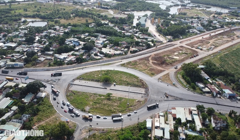 Những chiếc xe đầu tiên vào cao tốc Bến Lức - Long Thành- Ảnh 4. Những chiếc xe đầu tiên vào cao tốc Bến Lức - Long Thành- Ảnh 4.