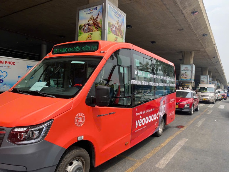 Bắt đầu trung chuyển kh&aacute;ch trong s&acirc;n bay T&acirc;n Sơn Nhất ra b&ecirc;n ngo&agrave;i để giảm &ugrave;n ứ- Ảnh 1.