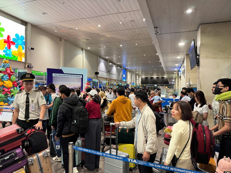 Tân Sơn Nhất đông nghẹt từ rạng sáng, phục vụ kỷ lục 1.000 chuyến bay- Ảnh 2. Tân Sơn Nhất đông nghẹt từ rạng sáng, phục vụ kỷ lục 1.000 chuyến bay- Ảnh 2.