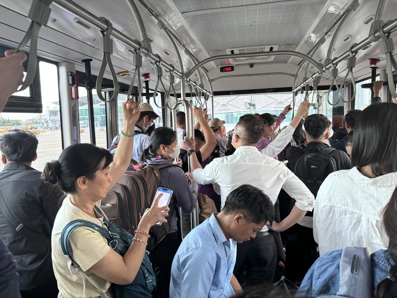Bắt đầu trung chuyển khách trong sân bay Tân Sơn Nhất ra bên ngoài để giảm ùn ứ- Ảnh 5. Bắt đầu trung chuyển khách trong sân bay Tân Sơn Nhất ra bên ngoài để giảm ùn ứ- Ảnh 5.