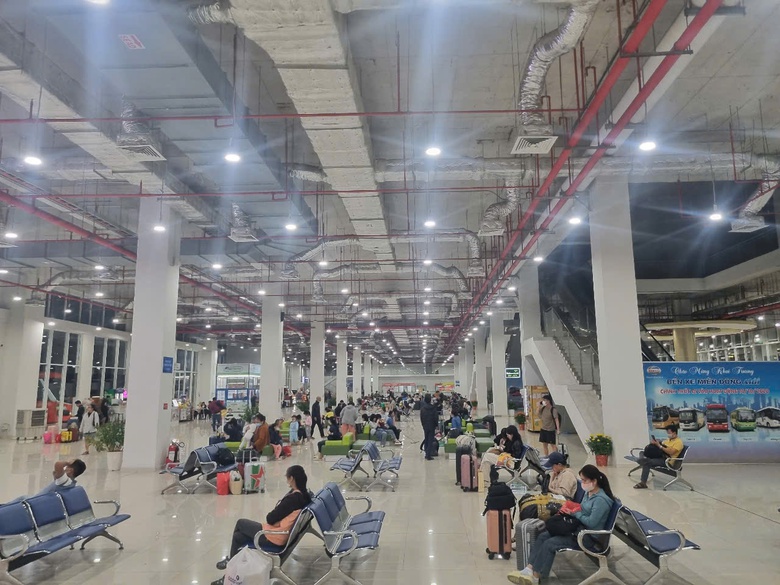 TP.HCM: S&acirc;n bay T&acirc;n Sơn Nhất đ&ocirc;ng từ rạng s&aacute;ng- Ảnh 8.