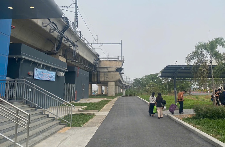 TP.HCM: S&acirc;n bay T&acirc;n Sơn Nhất đ&ocirc;ng từ rạng s&aacute;ng- Ảnh 6.