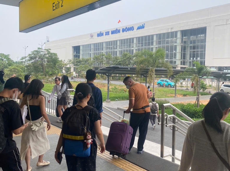 TP.HCM: S&acirc;n bay T&acirc;n Sơn Nhất đ&ocirc;ng từ rạng s&aacute;ng- Ảnh 7.