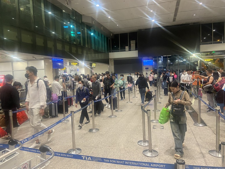 TP.HCM: S&acirc;n bay T&acirc;n Sơn Nhất đ&ocirc;ng từ rạng s&aacute;ng- Ảnh 2.