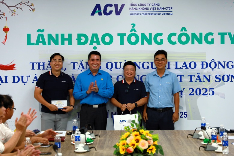 Tết không nghỉ trên công trường 2 dự án hàng không lớn- Ảnh 4. Tết không nghỉ trên công trường 2 dự án hàng không lớn- Ảnh 4.