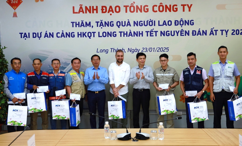 Tết không nghỉ trên công trường 2 dự án hàng không lớn- Ảnh 1. Tết không nghỉ trên công trường 2 dự án hàng không lớn- Ảnh 1.