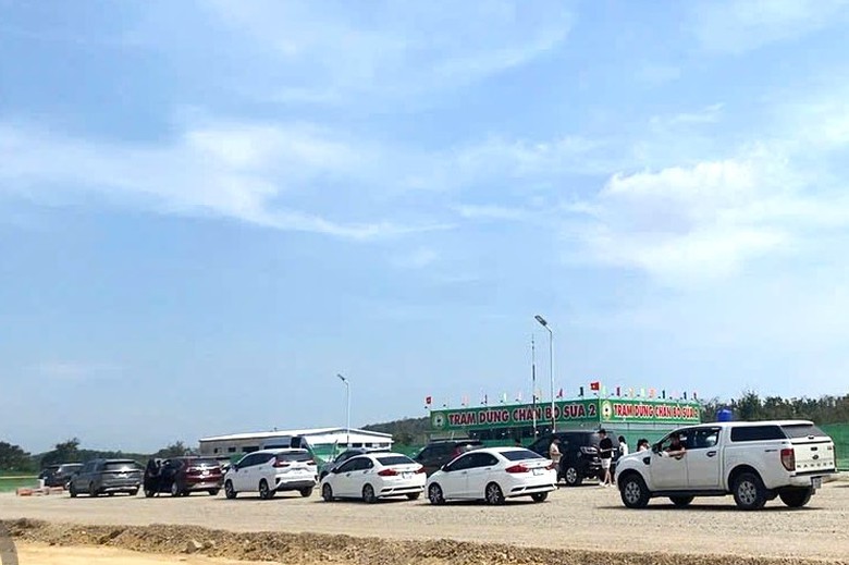 Xe cộ tấp nập ra v&agrave;o trạm dừng nghỉ tạm tr&ecirc;n cao tốc Vĩnh Hảo - Phan Thiết- Ảnh 1.