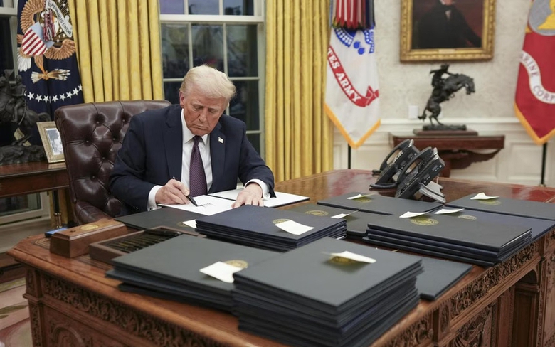 Tổng thống Mỹ Donald Trump đẩy nhanh chiến dịch cải tổ bộ m&aacute;y