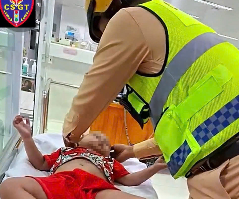 CSGT mở đường gi&uacute;p b&eacute; trai tho&aacute;t cơn nguy kịch tr&ecirc;n cao tốc TP.HCM - Trung Lương- Ảnh 1.