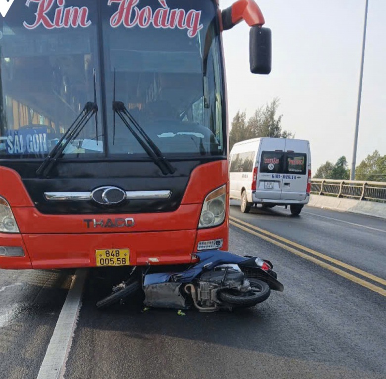 Người phụ nữ tử vong sau va chạm với ô tô khách trên cầu Rạch Miễu- Ảnh 1. Người phụ nữ tử vong sau va chạm với ô tô khách trên cầu Rạch Miễu- Ảnh 1.