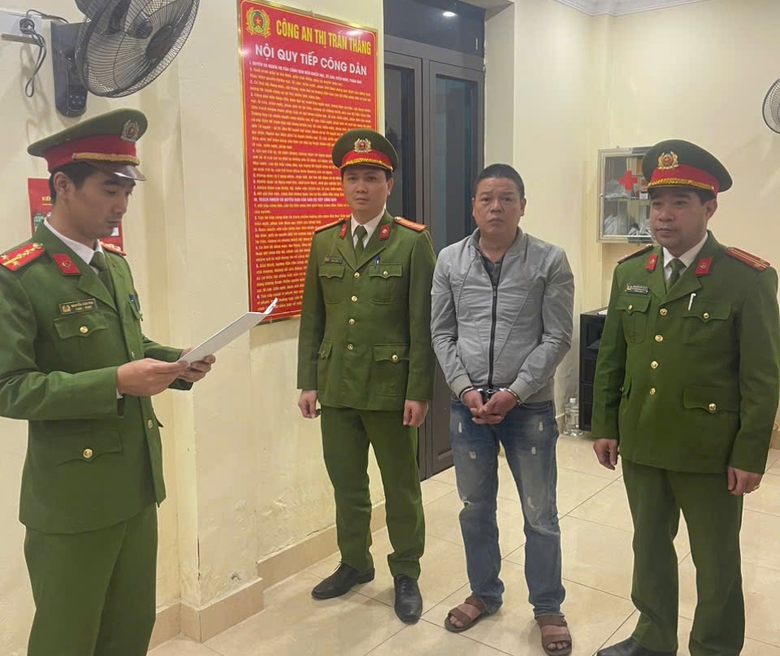 Đốt ph&aacute;o giữa đường giao th&ocirc;ng, 2 người đ&agrave;n &ocirc;ng bị khởi tố- Ảnh 2.