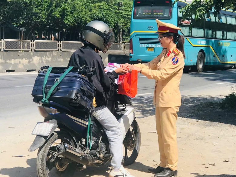 Người d&acirc;n ngỡ ng&agrave;ng khi CSGT dừng xe, gọi v&agrave;o tr&ecirc;n đường về qu&ecirc; đ&oacute;n Tết- Ảnh 16.