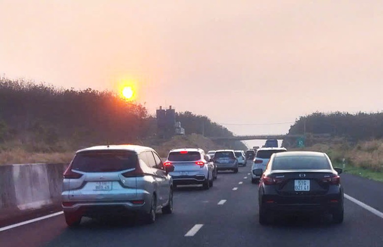 Li&ecirc;n tiếp 2 vụ tai nạn, cao tốc từ TP.HCM đến B&igrave;nh Thuận &ugrave;n ứ s&aacute;ng 26 Tết- Ảnh 1.