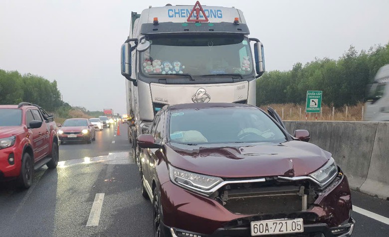 Li&ecirc;n tiếp 2 vụ tai nạn, cao tốc từ TP.HCM đến B&igrave;nh Thuận &ugrave;n ứ s&aacute;ng 26 Tết- Ảnh 3.
