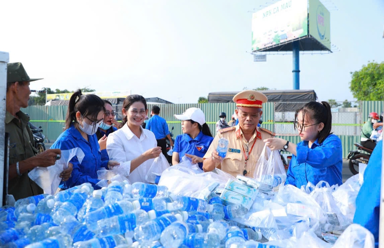 Nước m&aacute;t, b&aacute;nh m&igrave; được CSGT Cần Thơ, S&oacute;c Trăng ph&aacute;t tận tay người d&acirc;n về qu&ecirc; ăn Tết- Ảnh 3.
