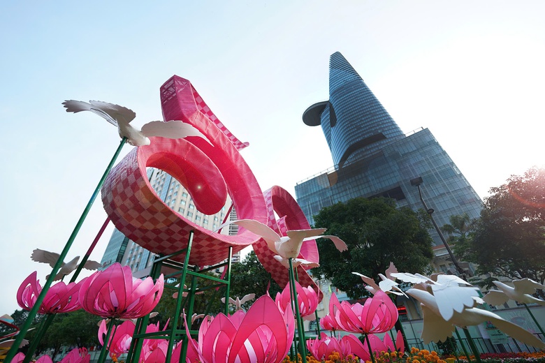 TP.HCM: V&igrave; sao đường hoa Nguyễn Huệ tạm đ&oacute;ng cửa?- Ảnh 11.