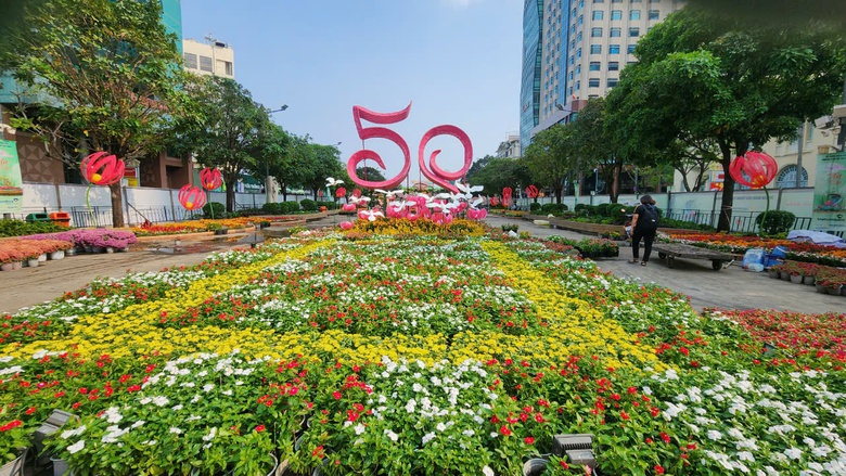 TP.HCM: V&igrave; sao đường hoa Nguyễn Huệ tạm đ&oacute;ng cửa?- Ảnh 5.