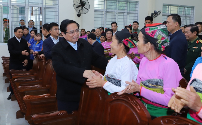 Thủ tướng tặng qu&agrave; gia đ&igrave;nh ch&iacute;nh s&aacute;ch, hộ ngh&egrave;o ở Thanh H&oacute;a- Ảnh 1.