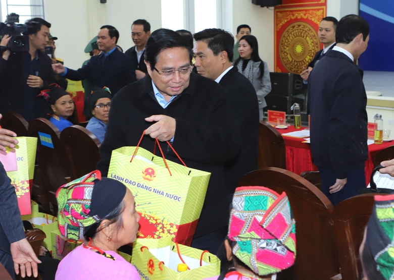 Thủ tướng tặng qu&agrave; gia đ&igrave;nh ch&iacute;nh s&aacute;ch, hộ ngh&egrave;o ở Thanh H&oacute;a- Ảnh 3.